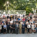 Photo de groupe : 100 élèves, ministre de la culture et ambassadrice de France