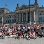 Photo de groupe des 100 élèves Franco-Allemand devant le palais du Reichstag